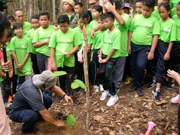 現地の子供たちと共に植林体験