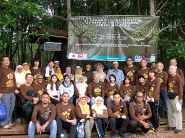 現地の大学生と共に